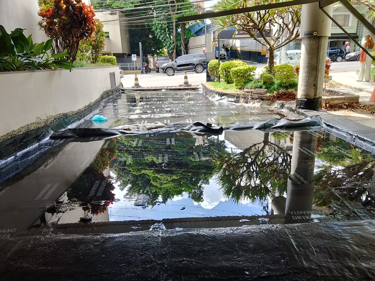 Antes e depois de serviço de impermeabilização em laje